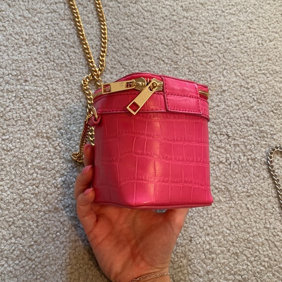 Pink cube shaped crossbody with gold strap. - Picture 2 of 3